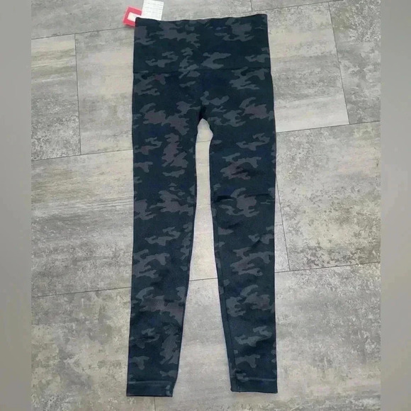Spanx Look At Me Now Black Camo Seamless Leggings Women's Size S - Picture 4 of 6